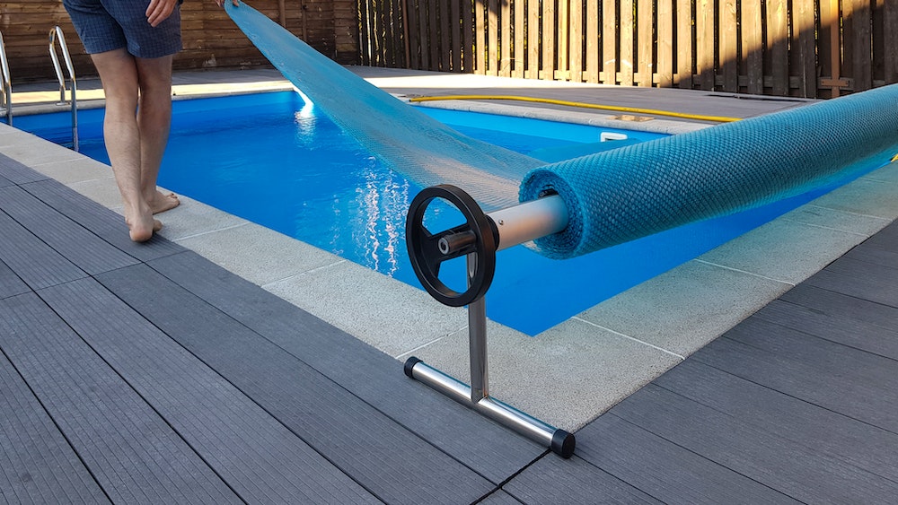 Volet protection piscine : un équipement essentiel pour la sécurité et la tranquillité d'esprit
